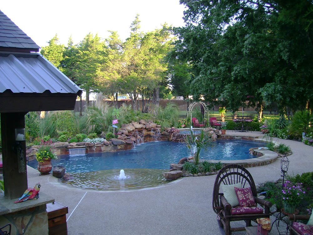 Pool with bubbler on the tanning shelf at golden hour